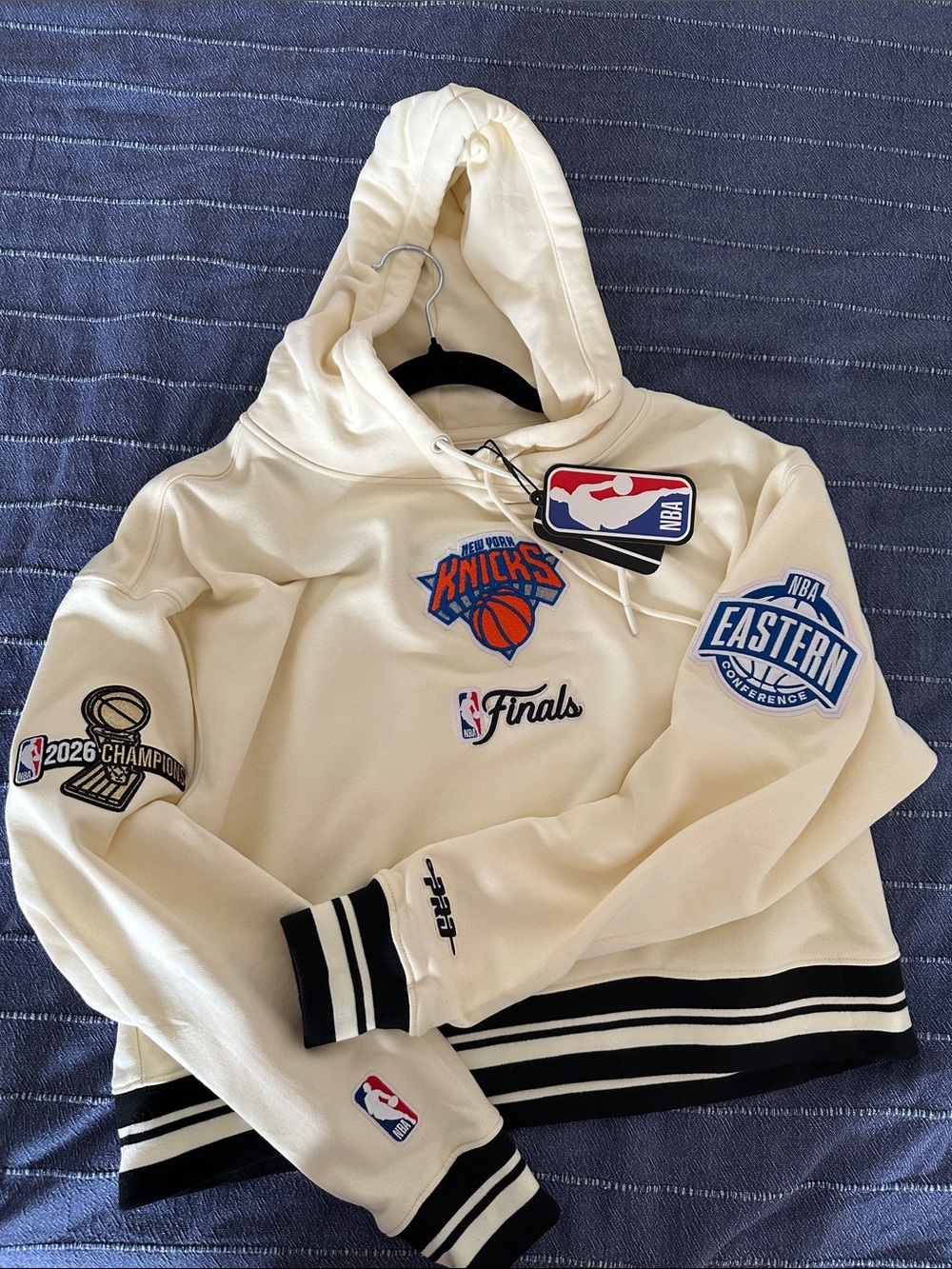 NWT New York Knicks Cream NBA Finals Hoodie - Small